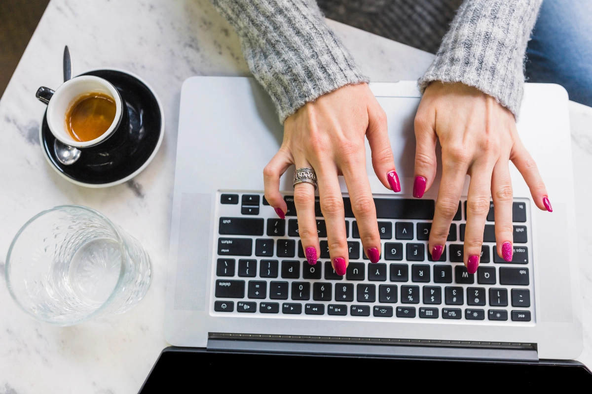 Nail length and shape suited to everyday wear